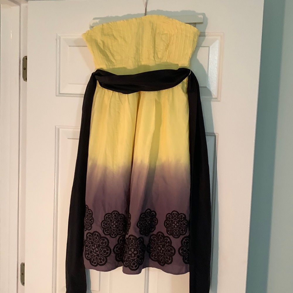 Strapless dress with side zipper and sash The skirt is lined